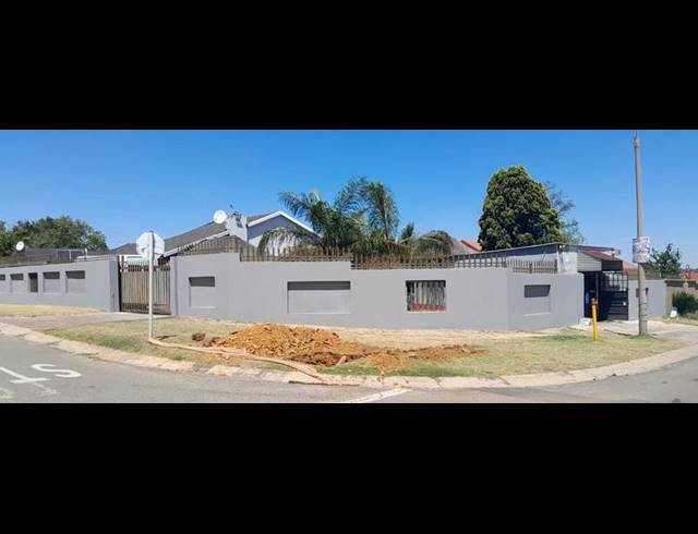 5 BEDROOM HOUSE FOR SALE IN ROODEPOORT WEST
